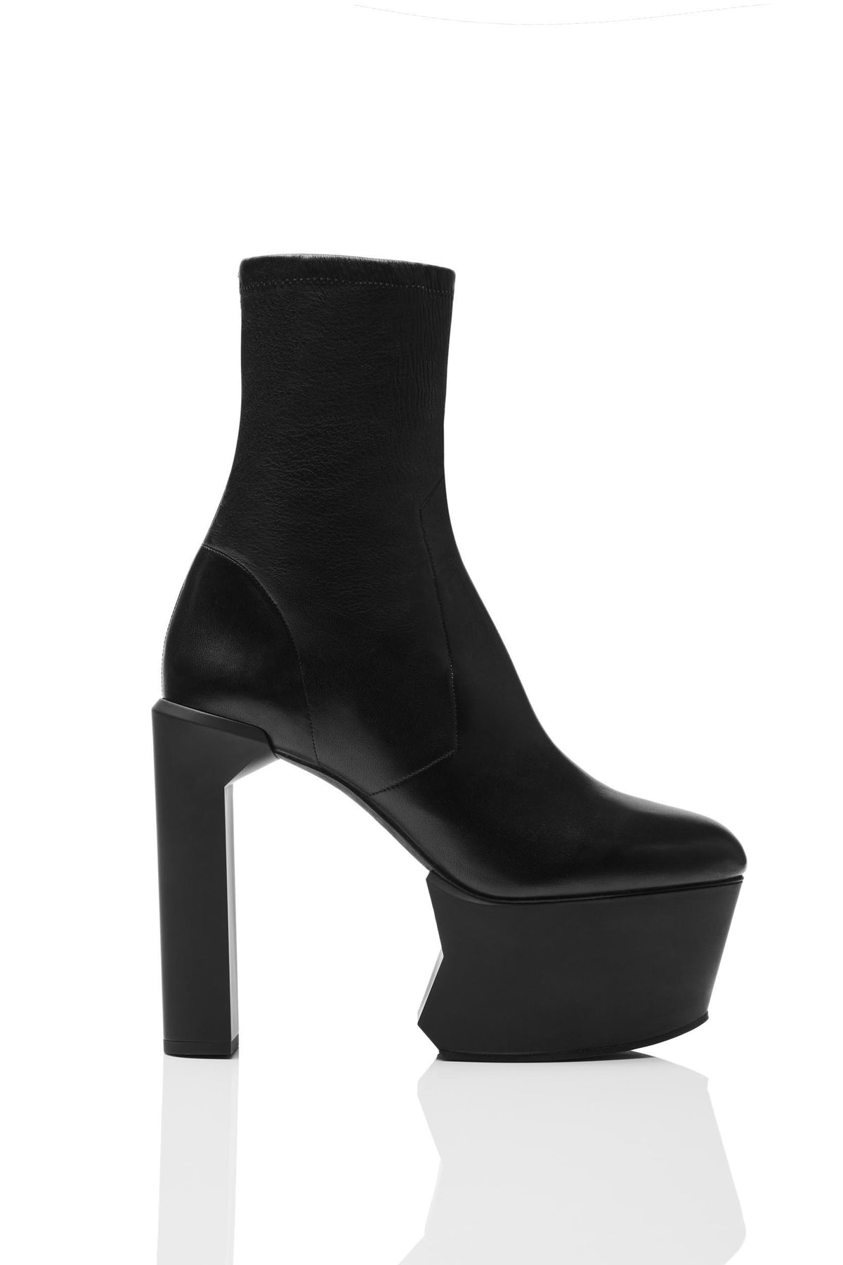 HAIKI 851 – Stretch pull-on platform boot with chic, almond shape toe. Made of Nappa leather in black. 